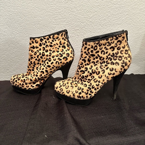 Aldos leopard print calf hair heels size 8
5” heels - Picture 4 of 9